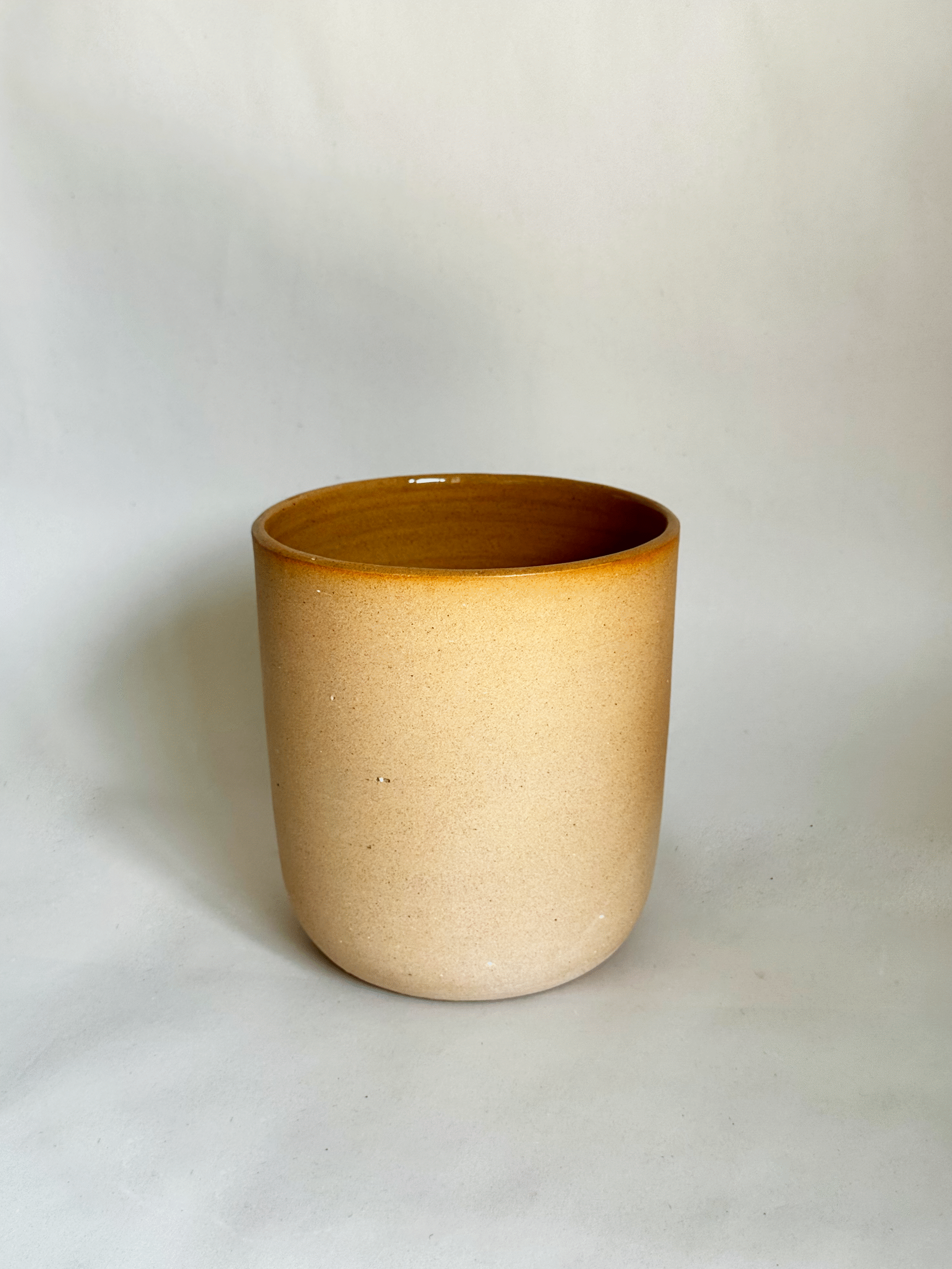 Short utensil holder